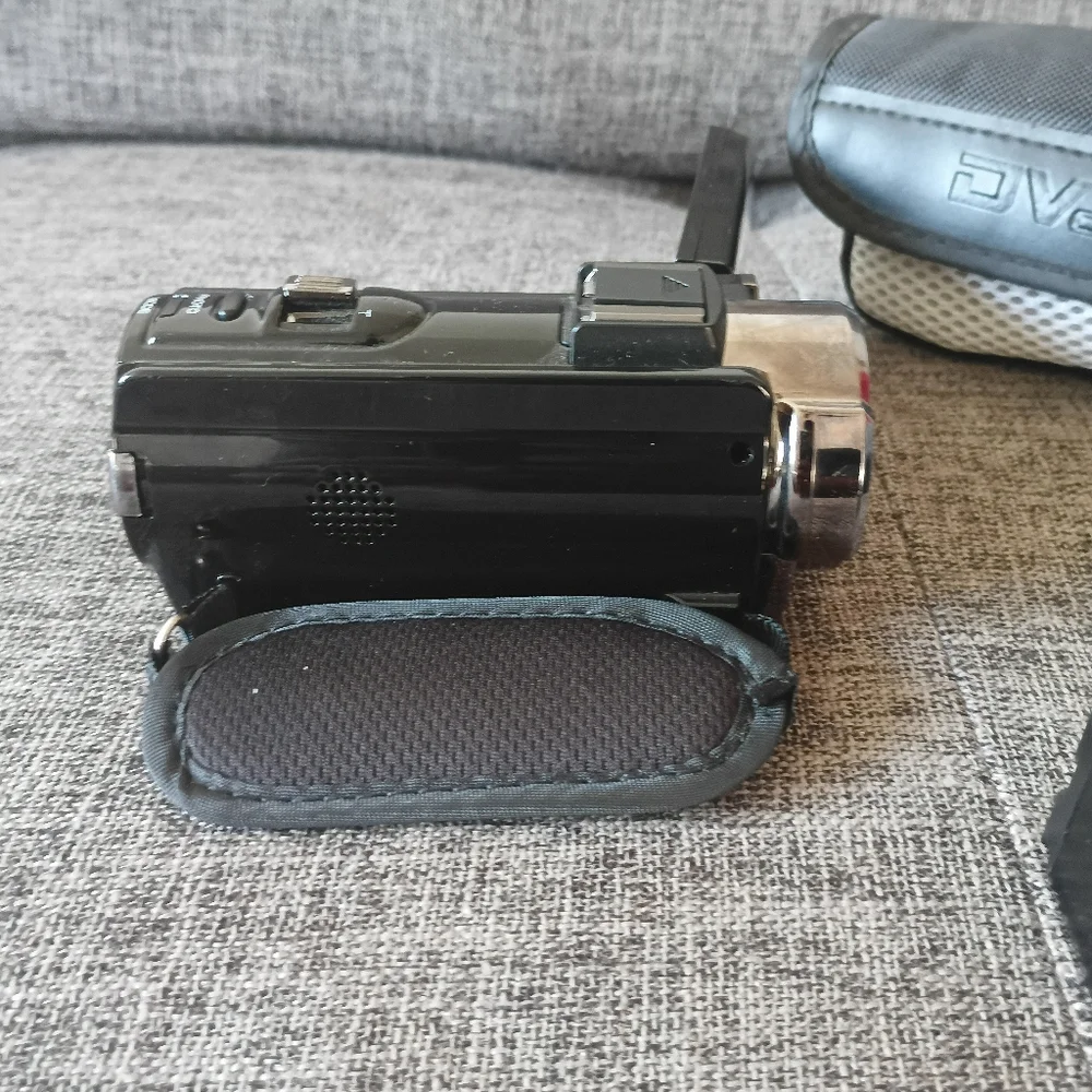 HD Digital Video Camera. Model HDV-604S, 1080p, CMOS, 16X Super Zoom Camcorder!